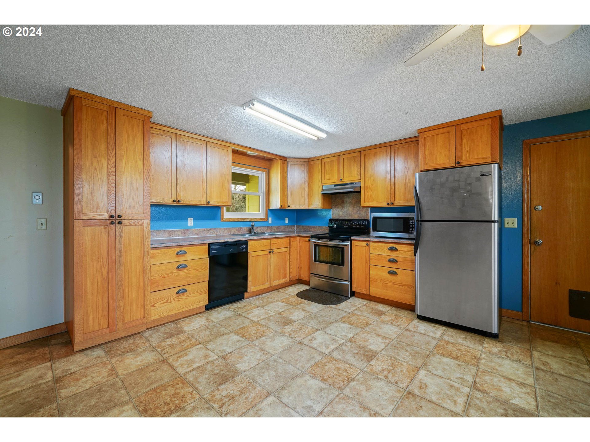 28241 South Barlow Road Aurora, OR 97002 - Photo 4 of 28 a kitchen with stainless steel appliances granite countertop a refrigerator a stove and a sink