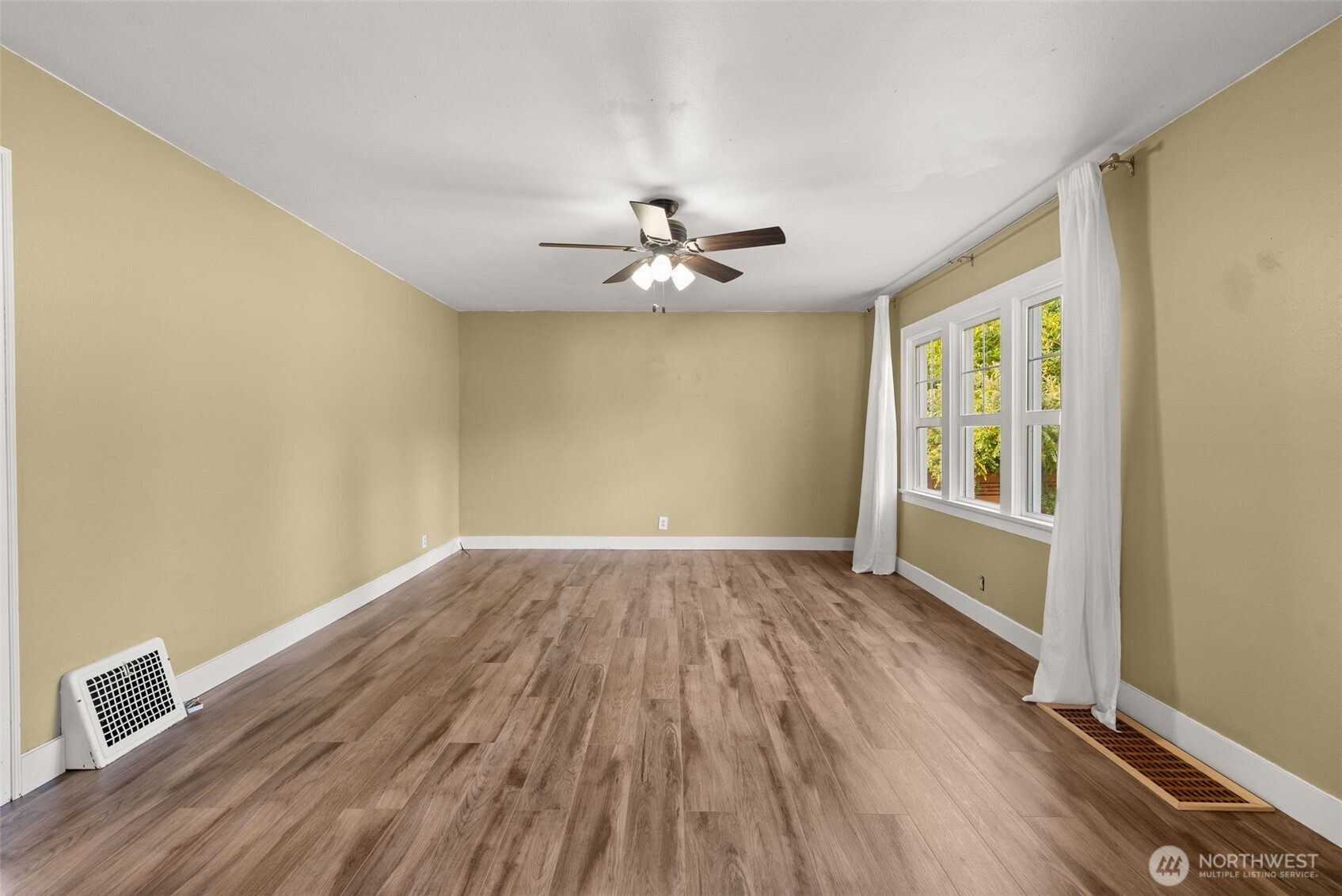 803 Fowler Street Raymond, WA 98577 - Photo 5 of 31 Gallery Image 5