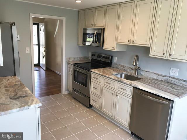 725 George Avenue Baltimore, MD 21221 - Photo 17 of 23 Kitchen