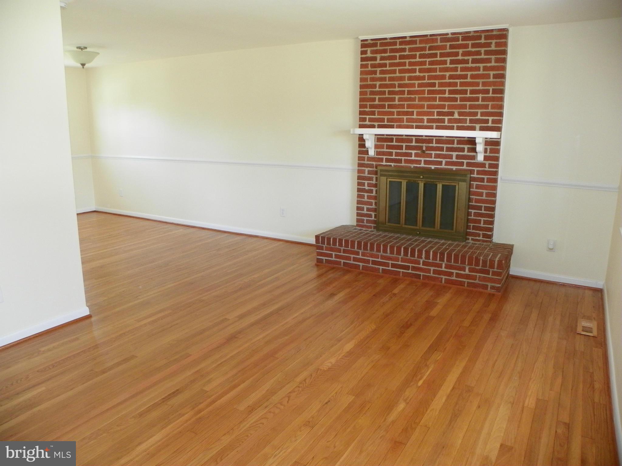 725 George Avenue Baltimore, MD 21221 - Photo 10 of 23 Living Room