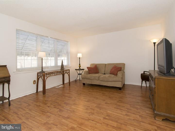 10811 Hawley Road Philadelphia, PA 19154 - Photo 3 of 20 Gallery Image 3