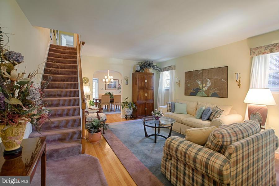 4623 Harcourt Road Baltimore, MD 21214 - Photo 4 of 30 Living Room