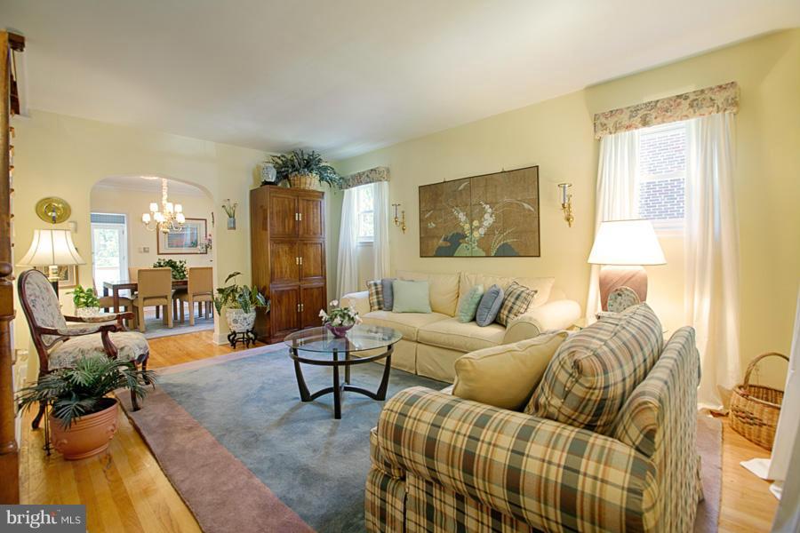 4623 Harcourt Road Baltimore, MD 21214 - Photo 5 of 30 Living Room