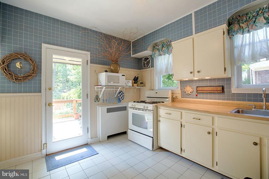 4623 Harcourt Road Baltimore, MD 21214 - Photo 9 of 30 Kitchen