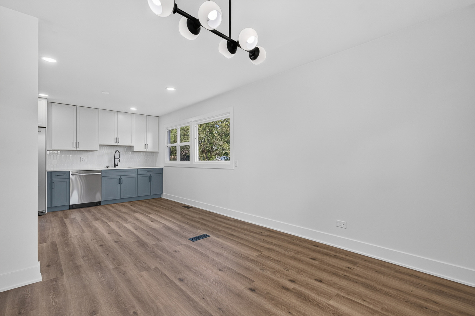 405 West Newport Road Hoffman Estates, IL 60169 - Photo 7 of 30