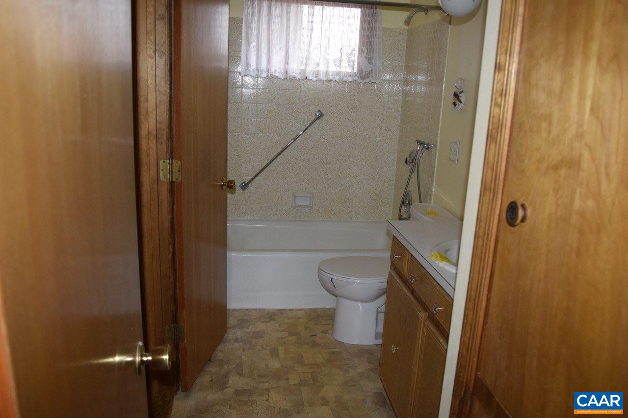 1286 Hermitage Road Waynesboro, VA 22980 - Photo 11 of 37 Gallery Image 11