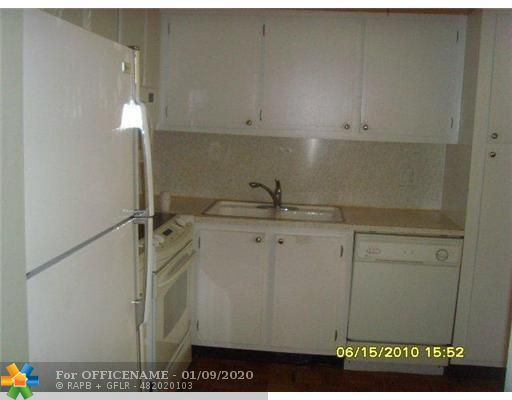 132 South Cypress Road, Unit 527 Pompano Beach, FL 33060 - Photo 2 of 8 Kitchen
