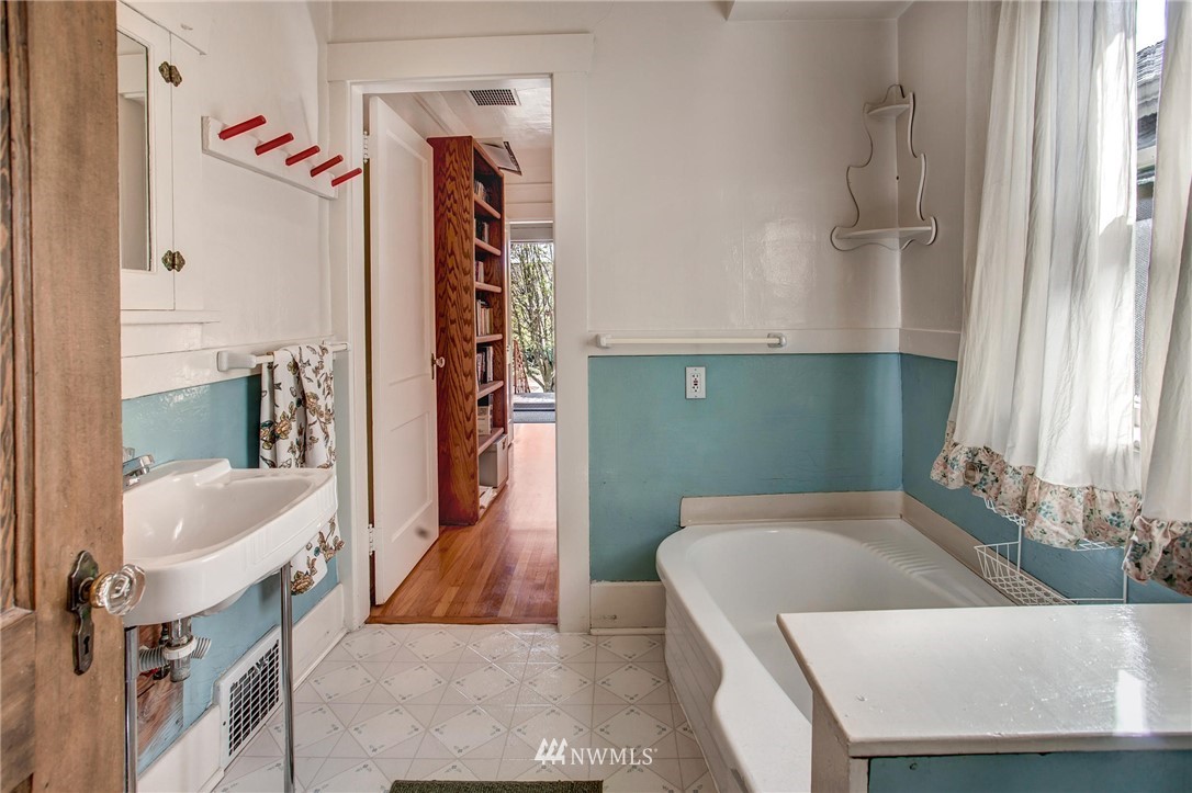 522 North 84th Street Seattle, WA 98103 - Photo 16 of 34
