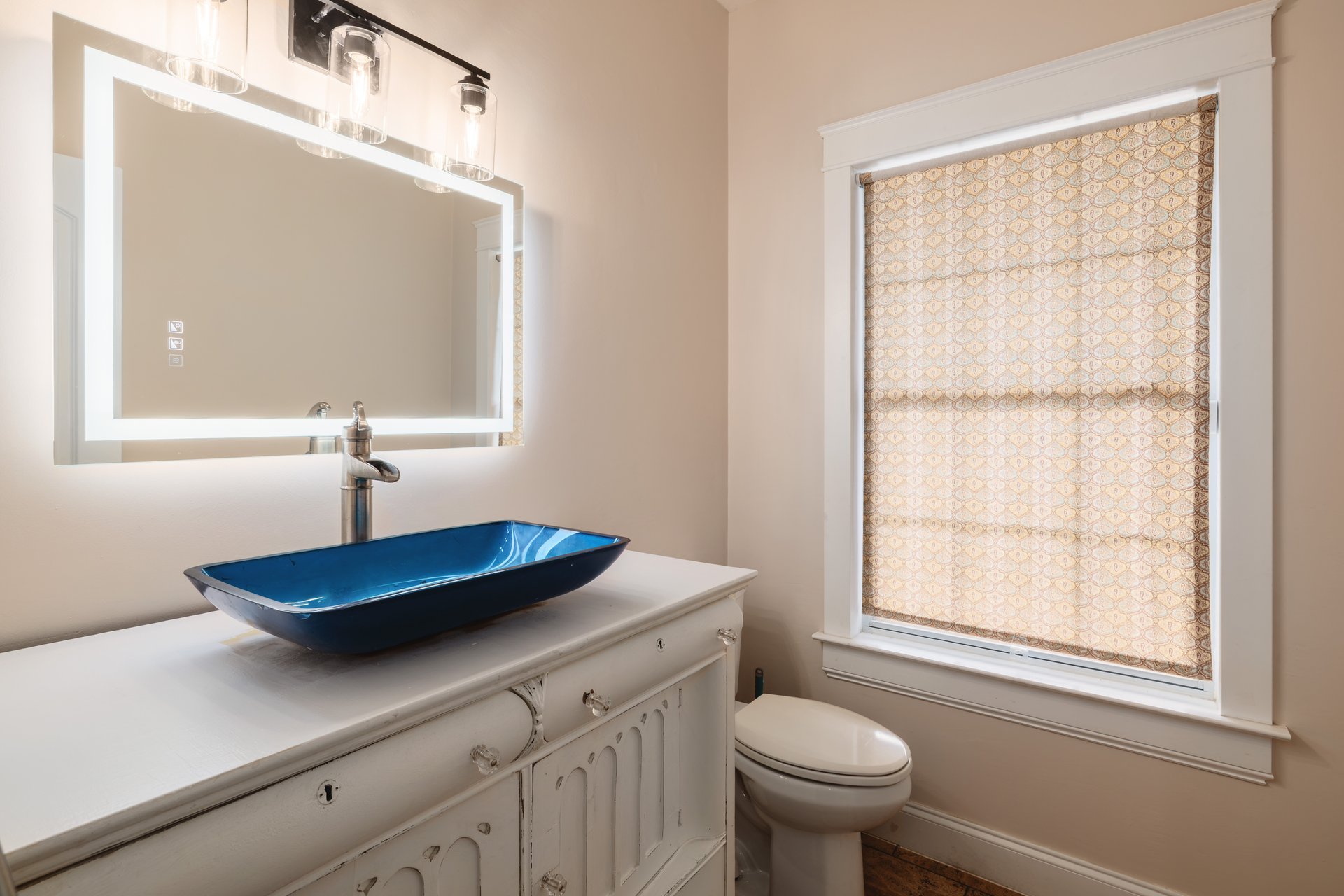 7000 Bending Oak Road Austin, TX 78749 - Photo 17 of 39 a bathroom with a sink a toilet and a window