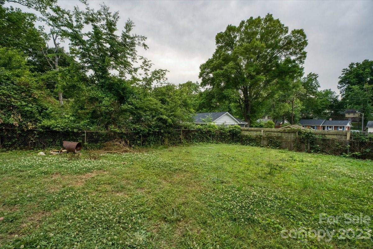 1223 Ranch Road Charlotte, NC 28208 - Photo 34 of 34 a backyard of a house with lots of green space