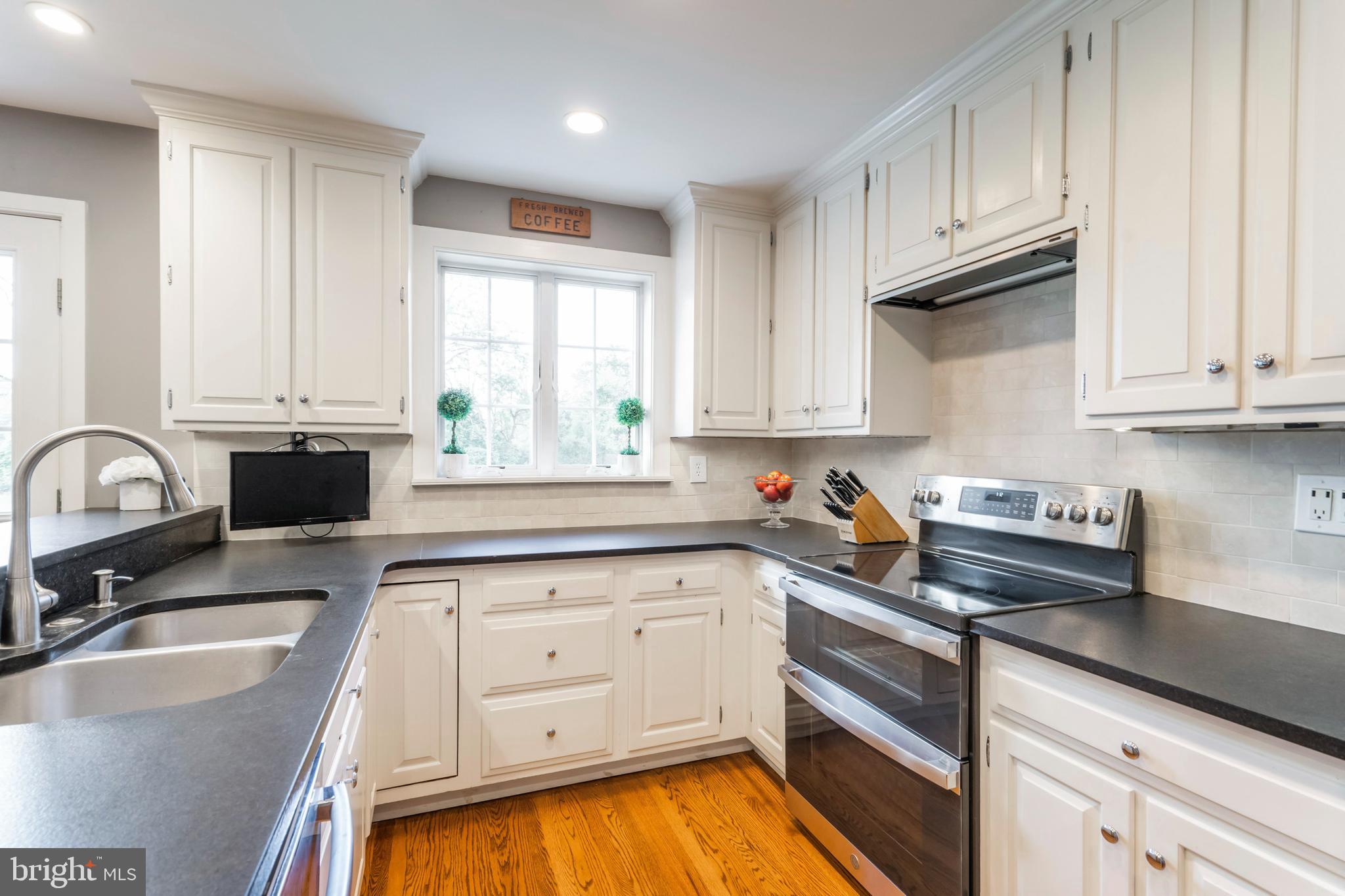 1044 Jonathan Drive Malvern, PA 19355 - Photo 7 of 42 Kitchen - leathered granite countertops