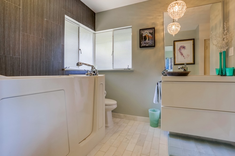 2540 Jackson Street San Diego, CA 92110 - Photo 15 of 25 Master bath features walk in tub and walk in closet