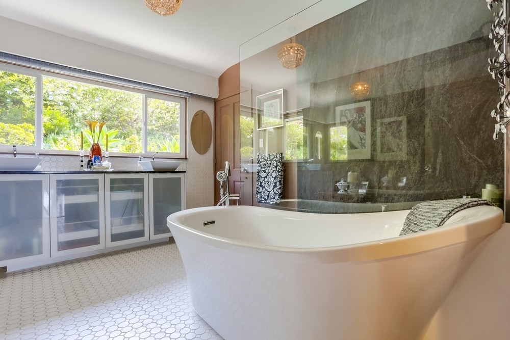 2540 Jackson Street San Diego, CA 92110 - Photo 19 of 25 Tub with a view!