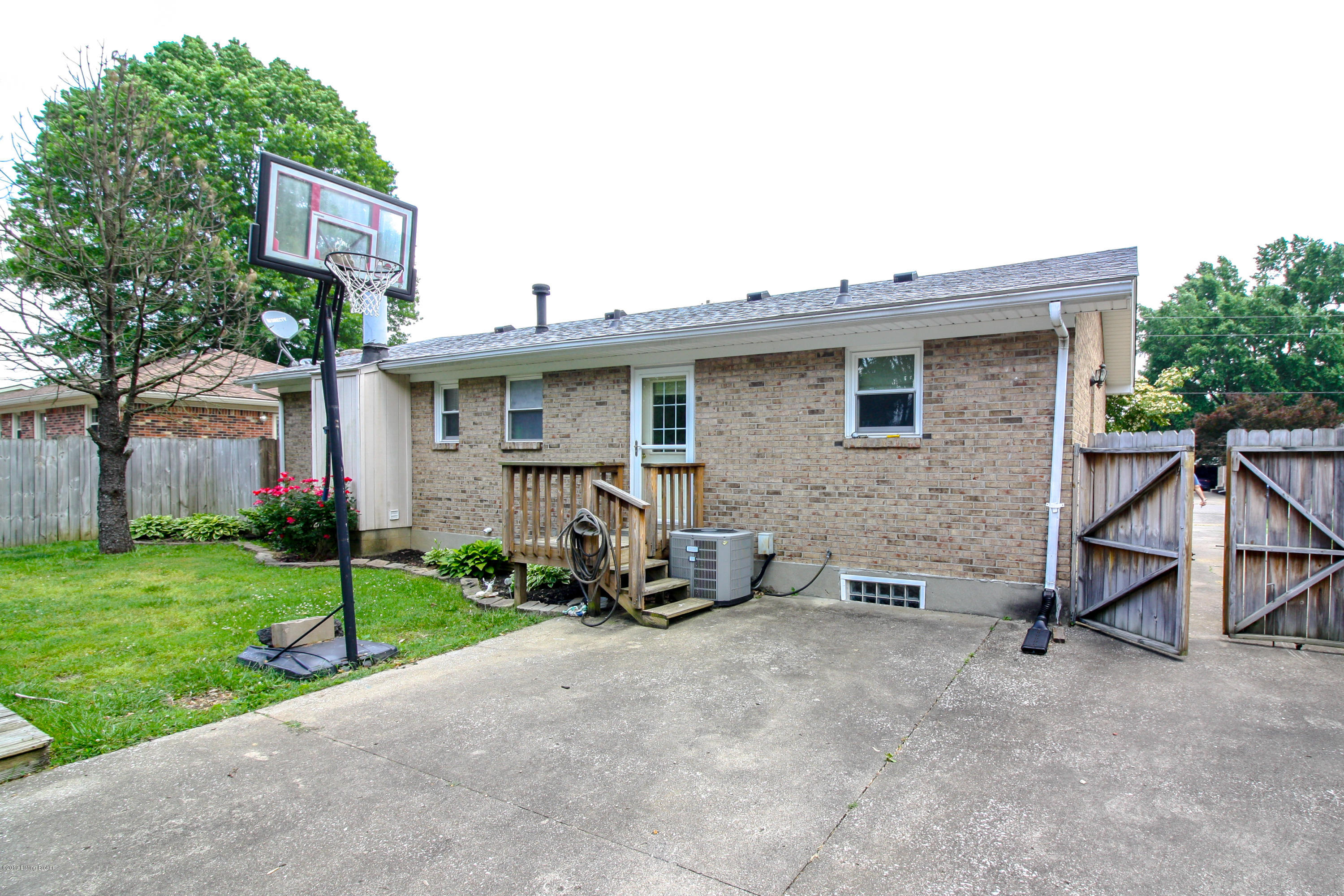 5608 Axbridge Road Louisville, KY 40216 - Photo 3 of 26 IMG_5446