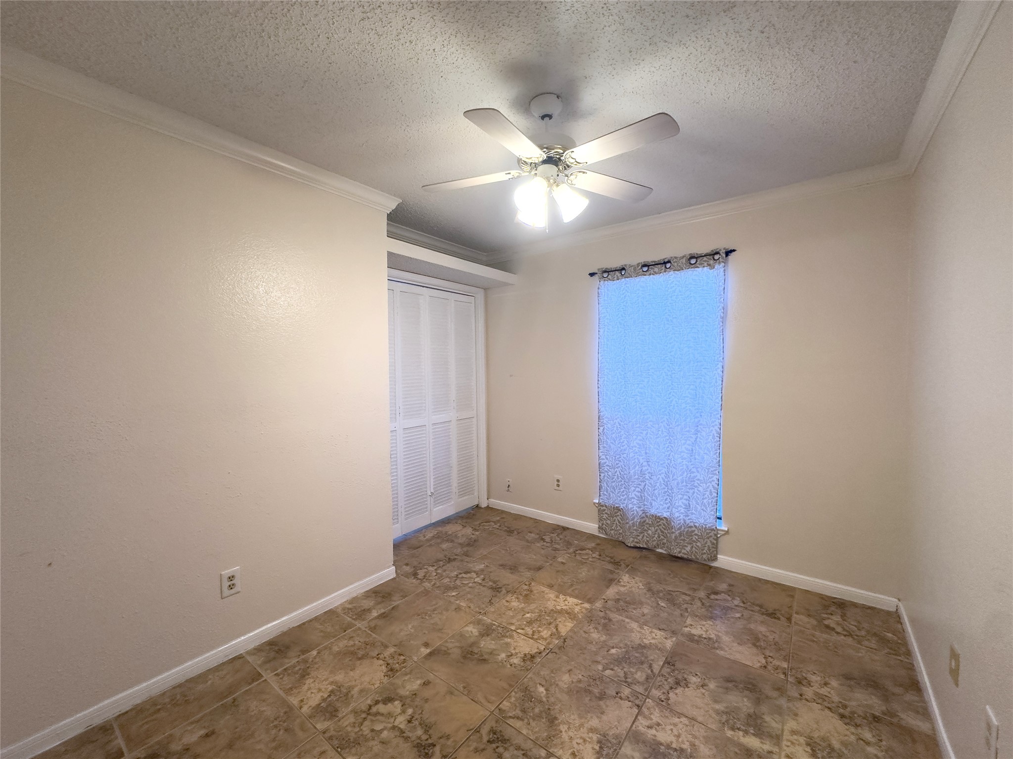 2121 Hepburn Street, Unit 1110 Houston, TX 77054 - Photo 11 of 22 The secondary bedroom conveniently offers direct access to the living room.