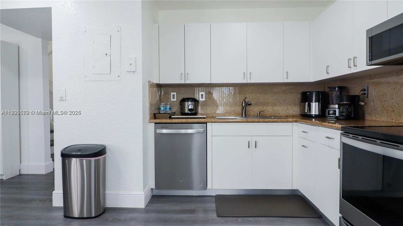 15330 Southwest 134th Place, Unit 308 Miami, FL 33177 - Photo 10 of 29 a kitchen with cabinets and appliances