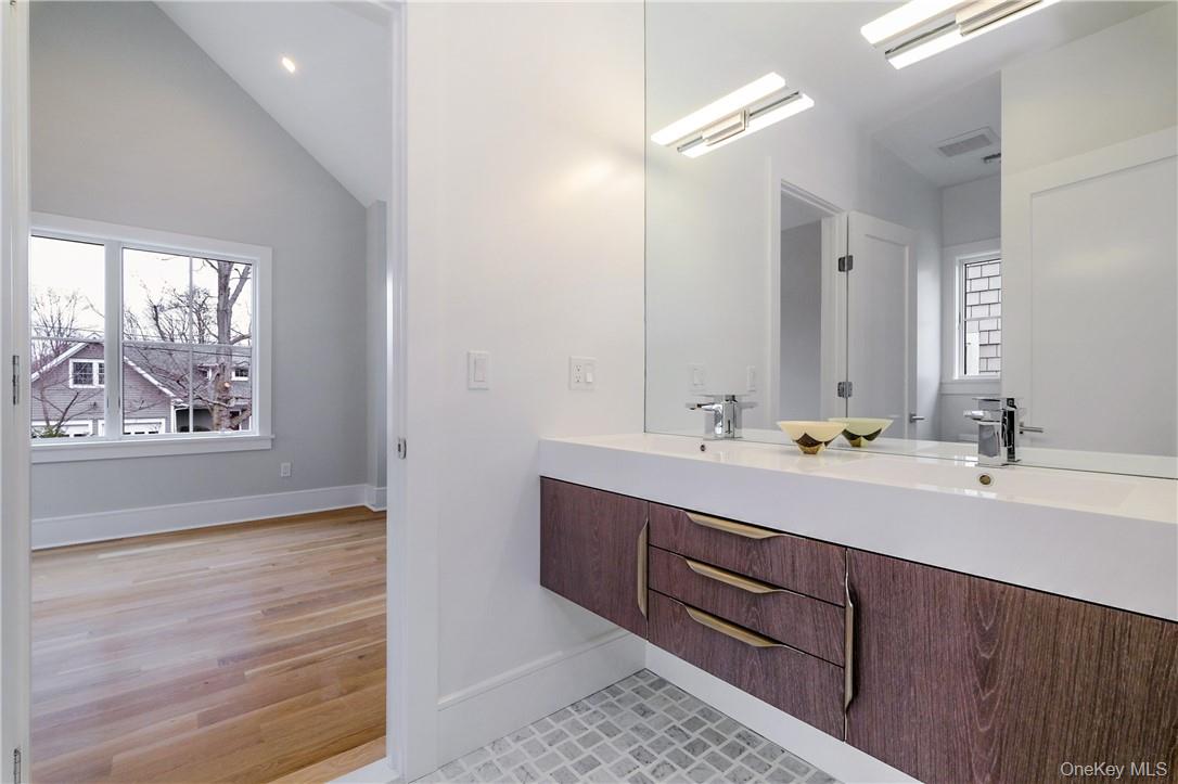 184 Soundview Avenue Rye, NY 10580 - Photo 24 of 35 Jack & Jill Bath