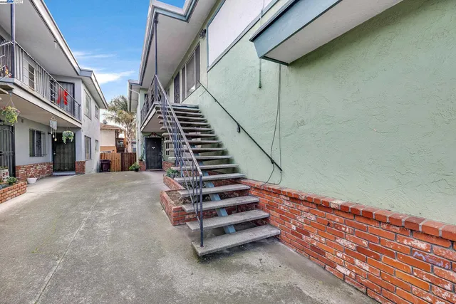 a view of entryway and hall