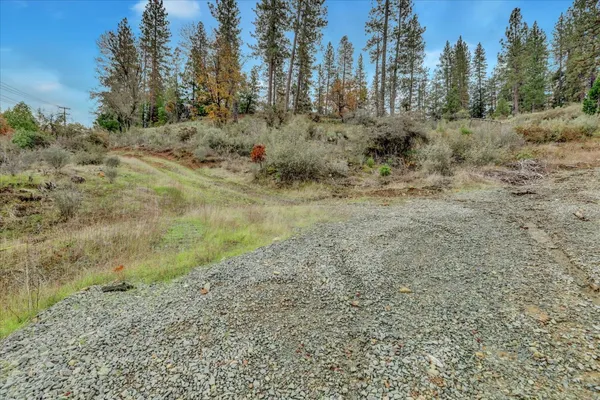 a view of a dry yard with sitting area