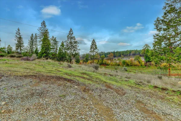 a view of a chair and table in the backyard