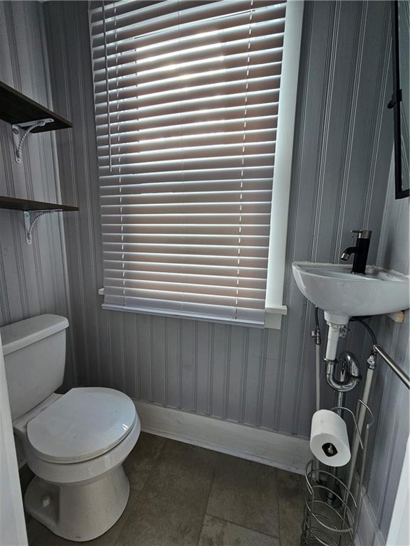 952 Roup Avenue Brackenridge, PA 15014 - Photo 11 of 25 a bathroom with a toilet and a sink