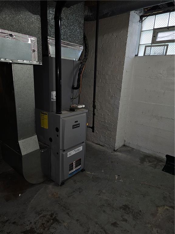 952 Roup Avenue Brackenridge, PA 15014 - Photo 20 of 25 a view of an empty room with a window