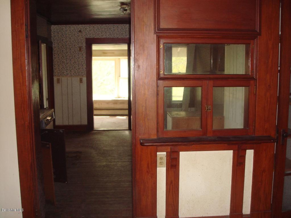 1087 North Hoosac Road Williamstown, MA 01267 - Photo 5 of 10 Built-ins