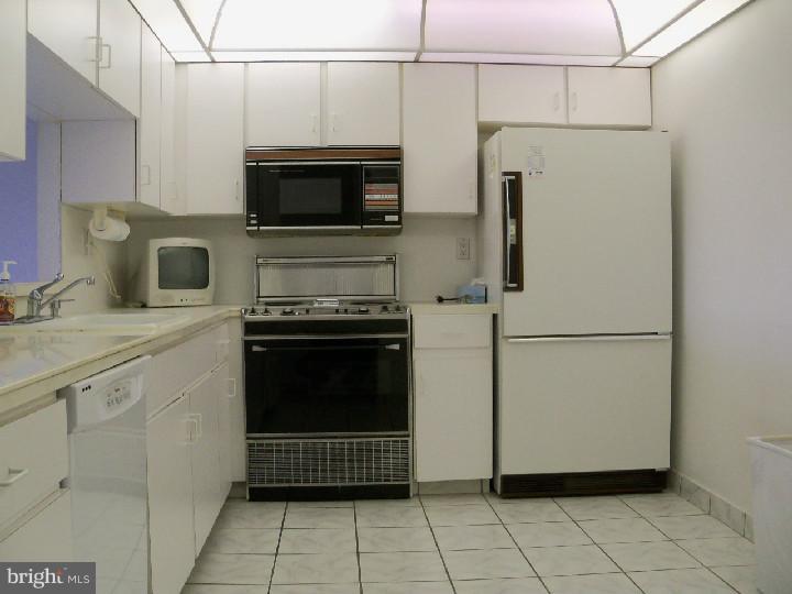 6403 Delaire Landing Road, Unit 403 Philadelphia, PA 19114 - Photo 3 of 19 Kitchen
