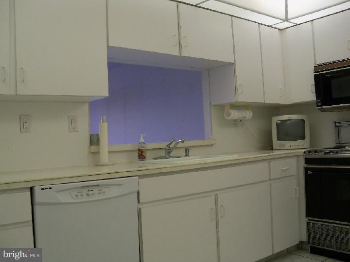 6403 Delaire Landing Road, Unit 403 Philadelphia, PA 19114 - Photo 4 of 19 Kitchen