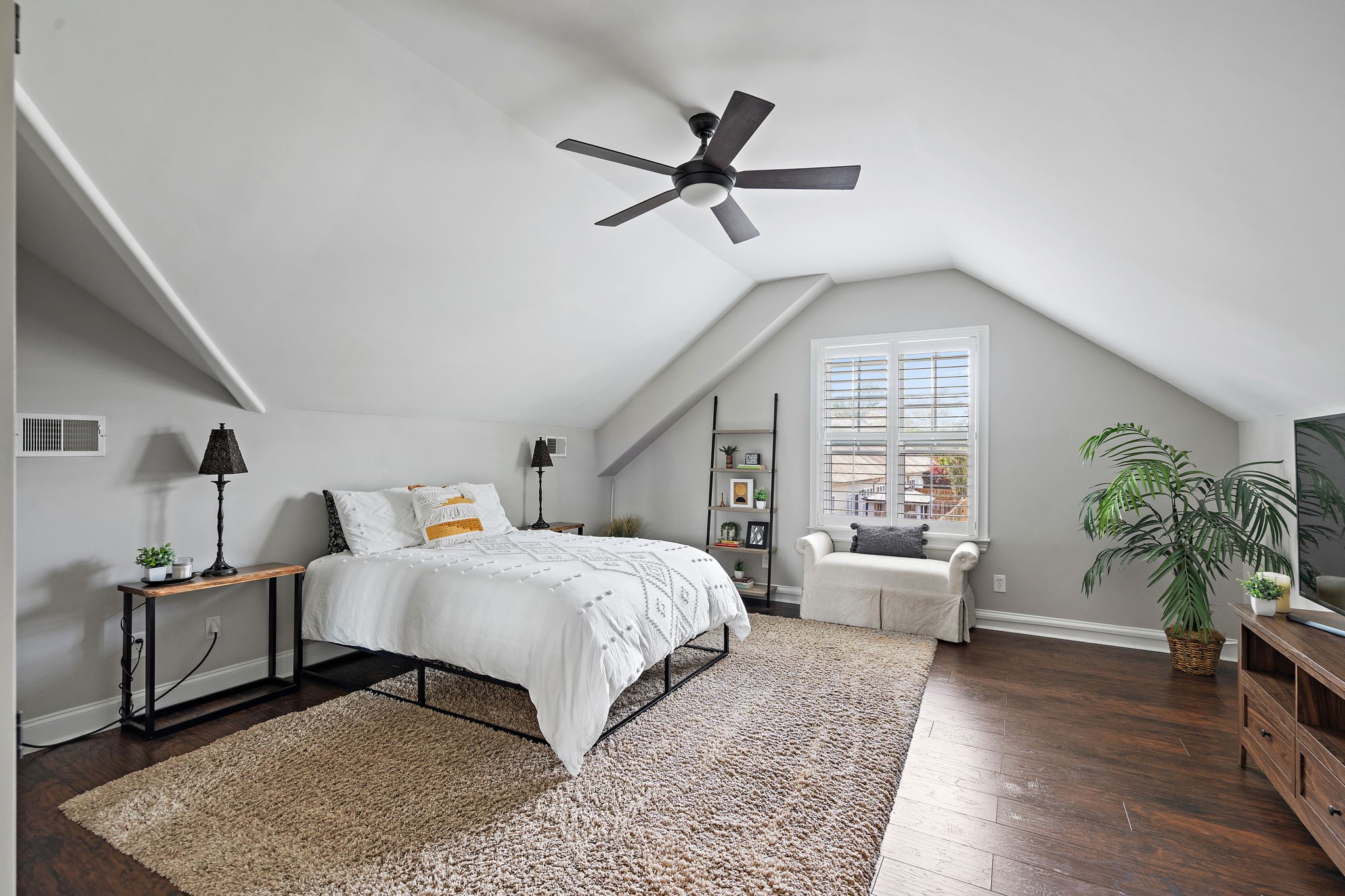 2521 Pennington Bend Road, Unit 214 Nashville, TN 37214 - Photo 20 of 25 a bedroom with a large bed and a couch