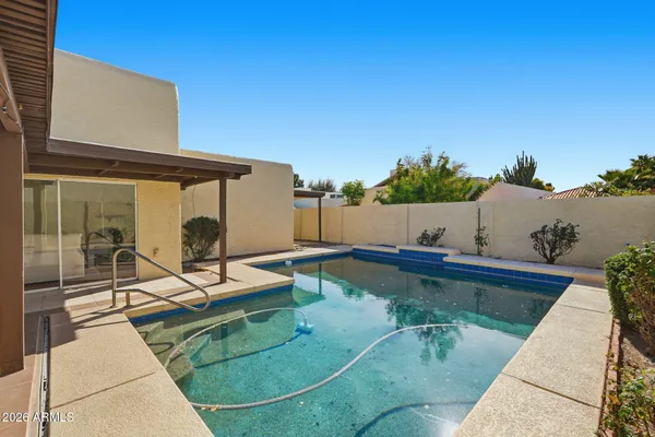 a view of a backyard