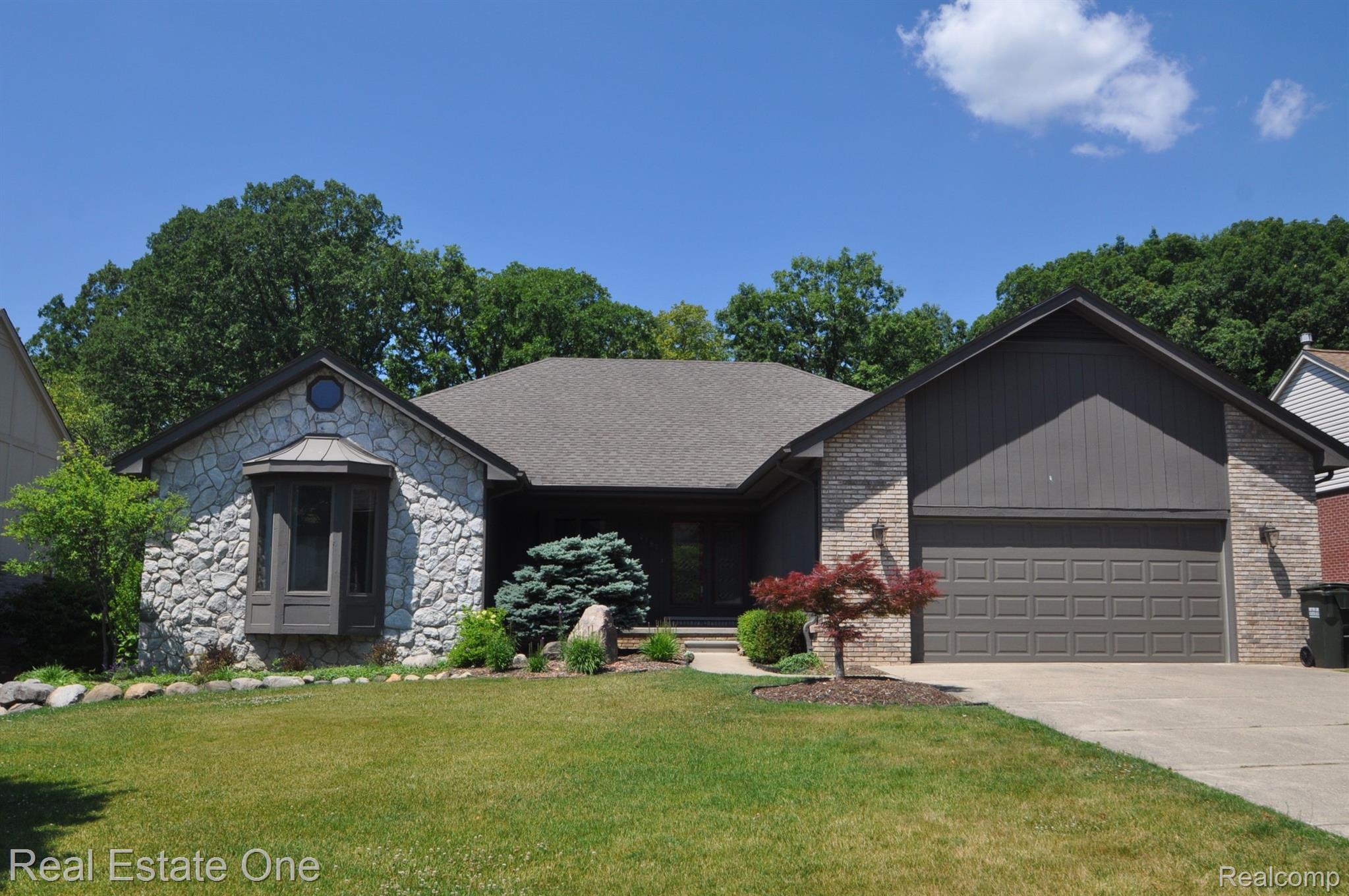 2185 Clinton View Circle Rochester, MI 48309 - Photo 1 of 36 Gallery Image 1