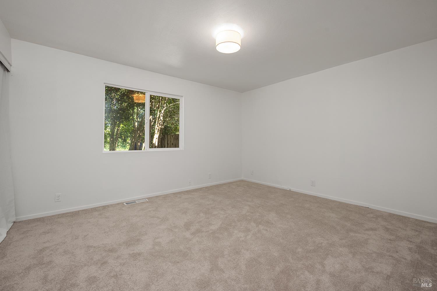 1470 High School Road Sebastopol, CA 95472 - Photo 22 of 54 Spacious bedroom on main floor.