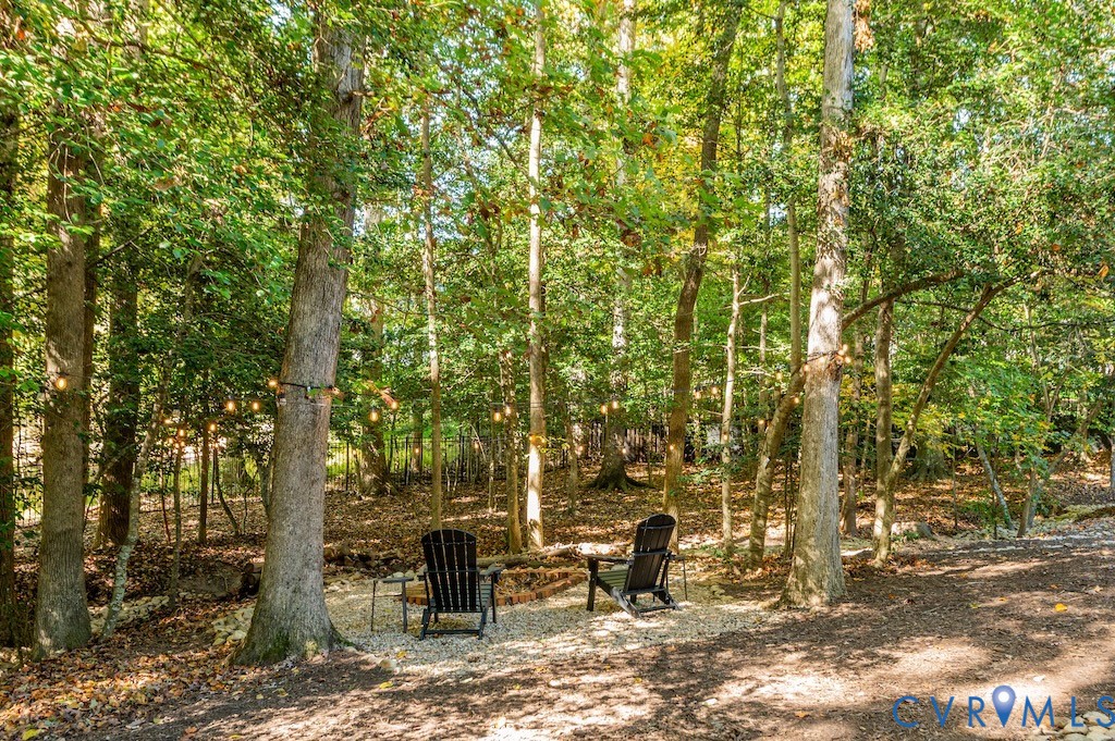 11802 Glendevon Road Chesterfield, VA 23838 - Photo 11 of 47 a backyard of a house with table and chairs