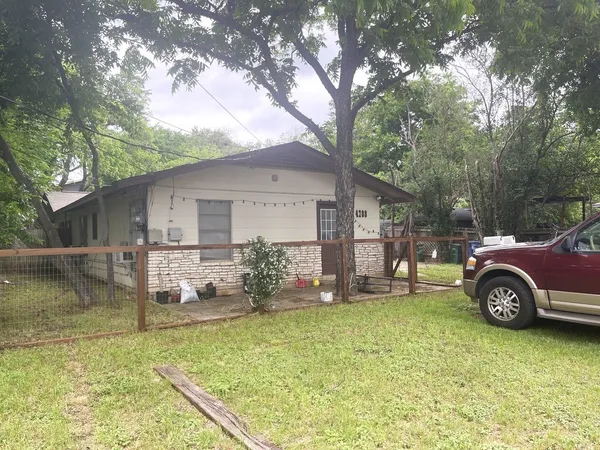 a view of a house with backyard