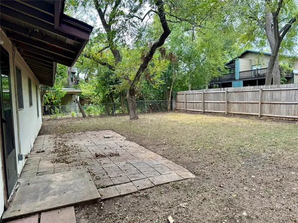 a view of a backyard