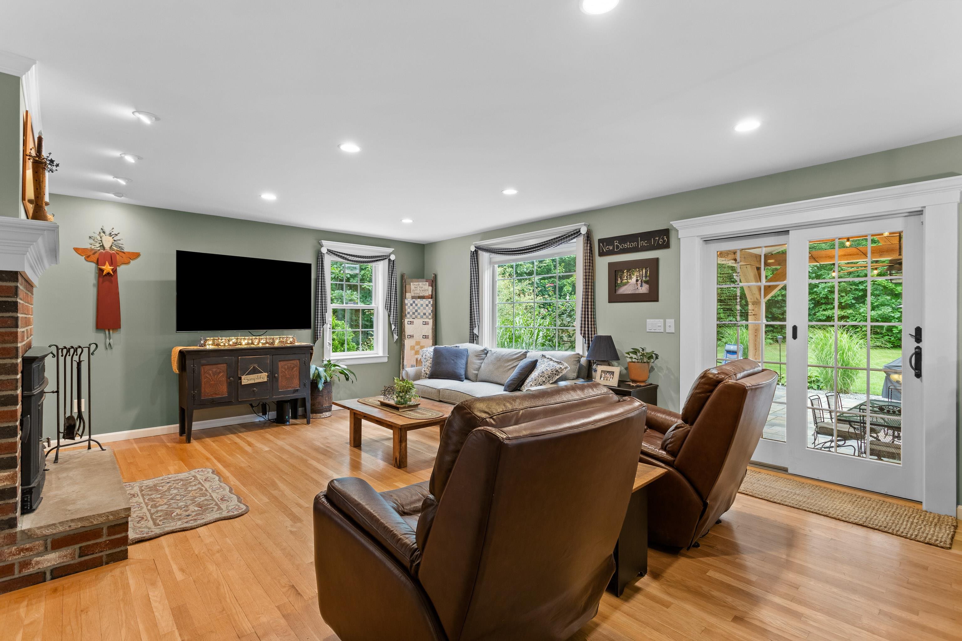 56 Riverdale Road New Boston, NH 03070 - Photo 9 of 40