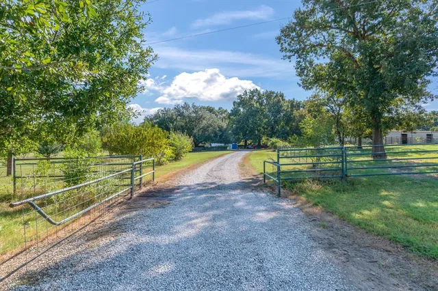 $675,000 | 3900 Southwest Loop 7, Athens, TX 75751