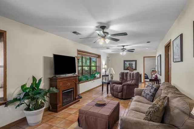 $675,000 | 3900 Southwest Loop 7, Athens, TX 75751