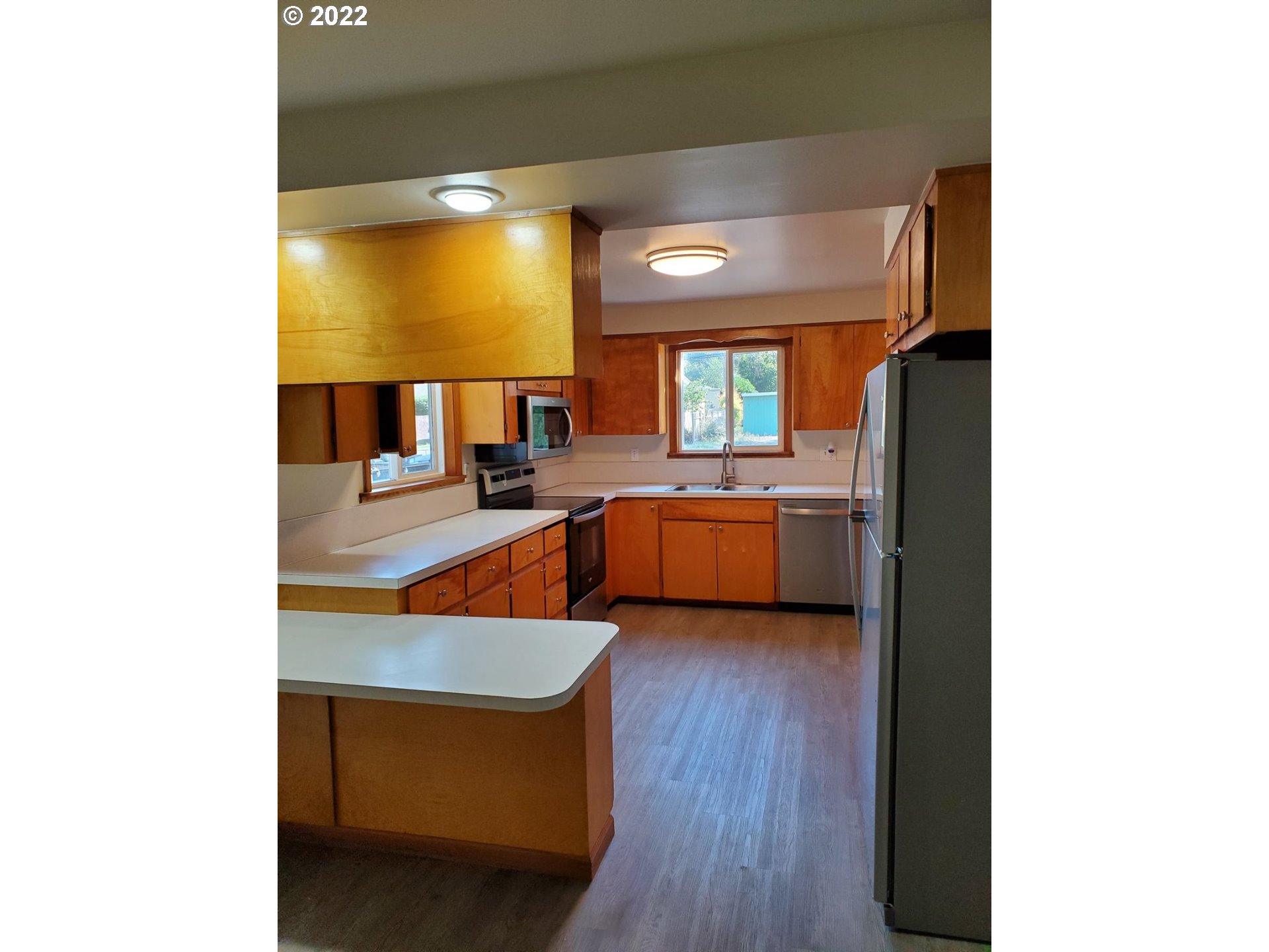 154 West D Street Springfield, OR 97477 - Photo 3 of 12