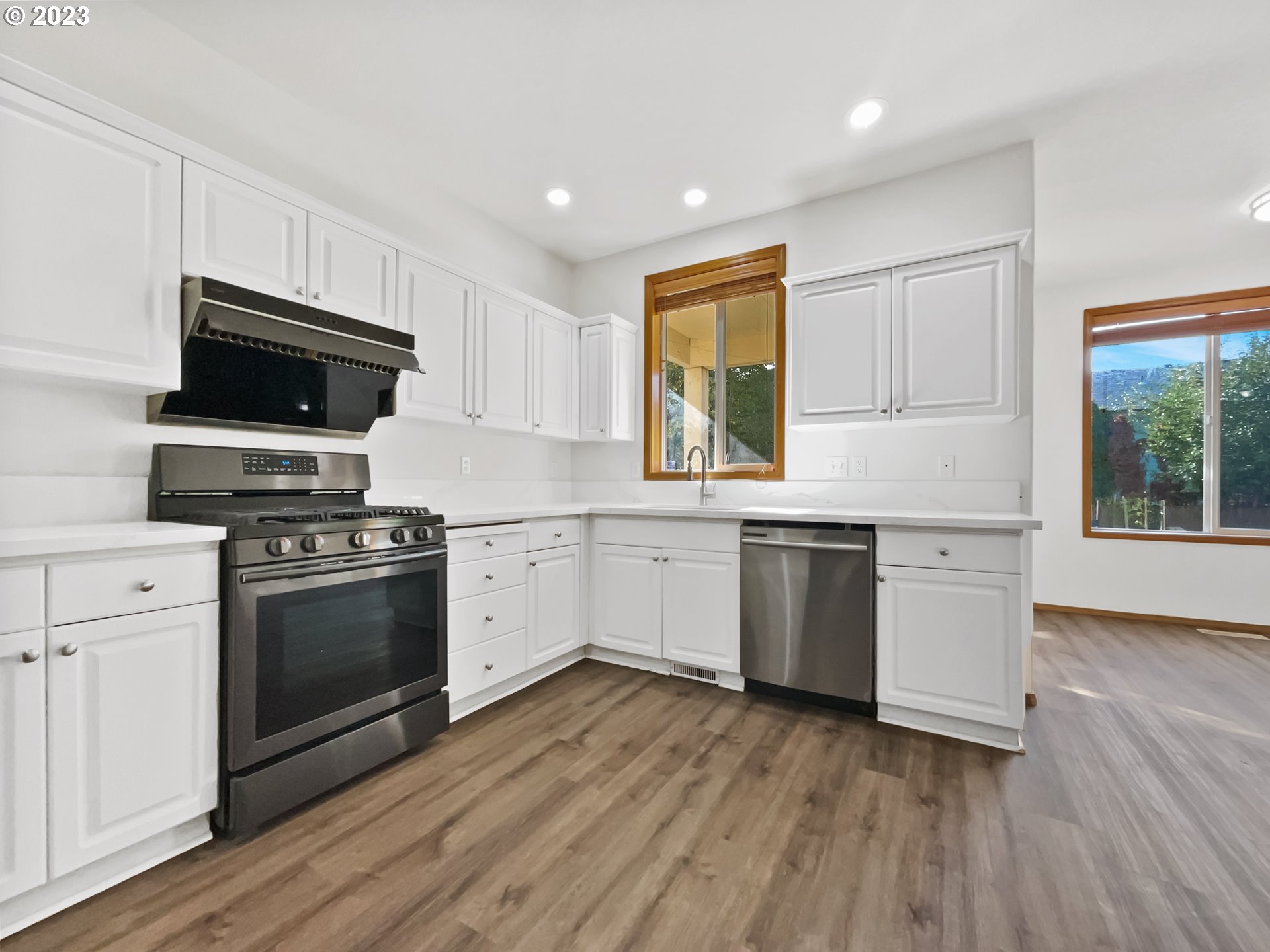 170 Southwest Sandlewood Loop Gresham, OR 97030 - Photo 9 of 19 a kitchen with appliances a sink and a microwave