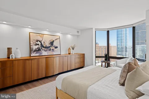 $1,100,000 | 2018-32 Walnut Street, Unit 16GH, Philadelphia, PA 19103