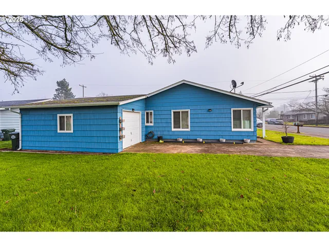 a view of a house with a backyard