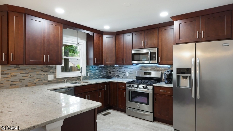 405 Martin Road Union, NJ 07083 - Photo 13 of 41