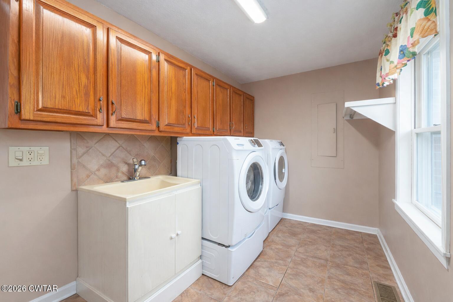 812 Pipkin Road Jackson, TN 38305 - Photo 50 of 62 a utility room with dryer and washer