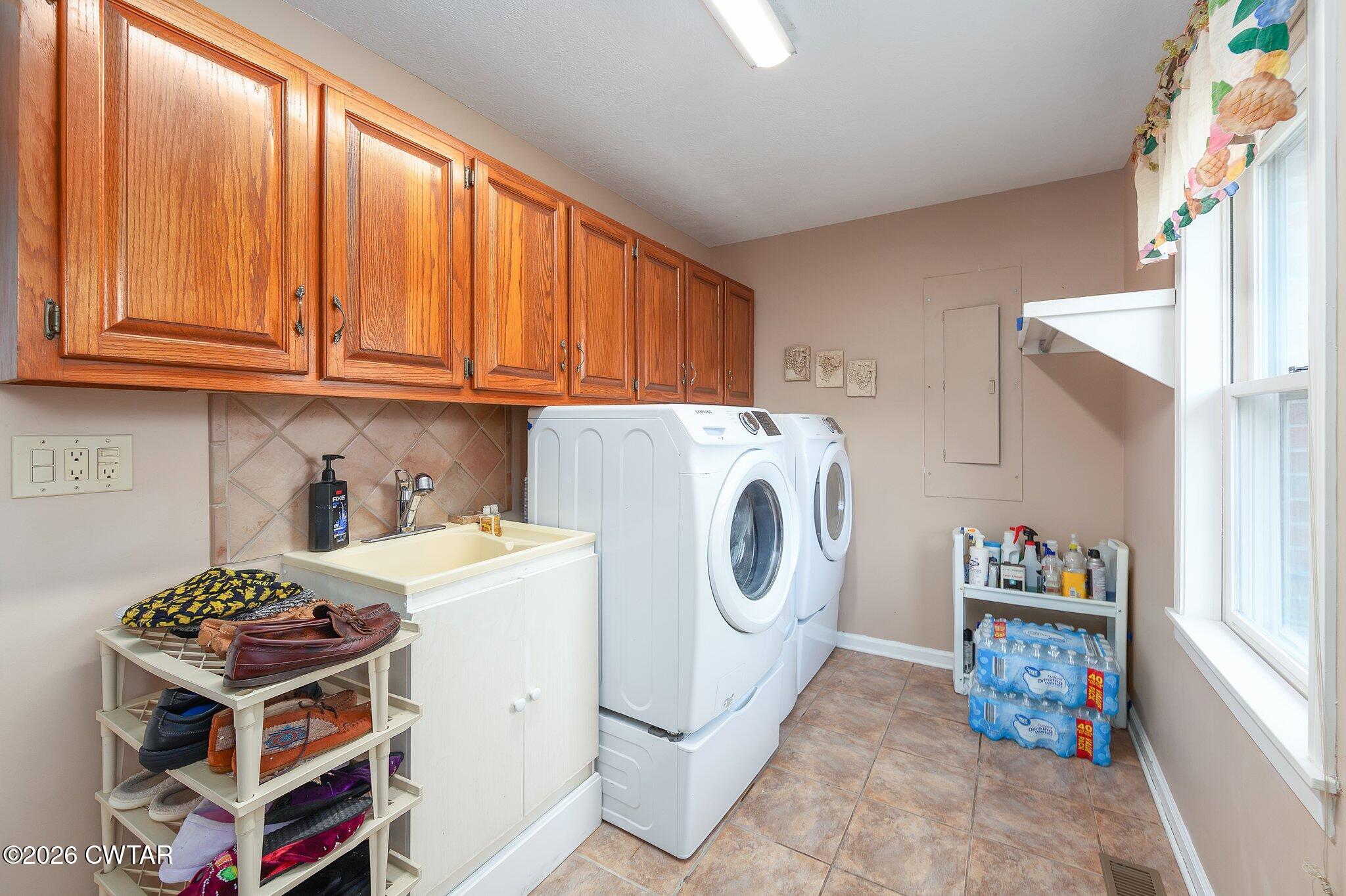 812 Pipkin Road Jackson, TN 38305 - Photo 51 of 62 a utility room with dryer and washer