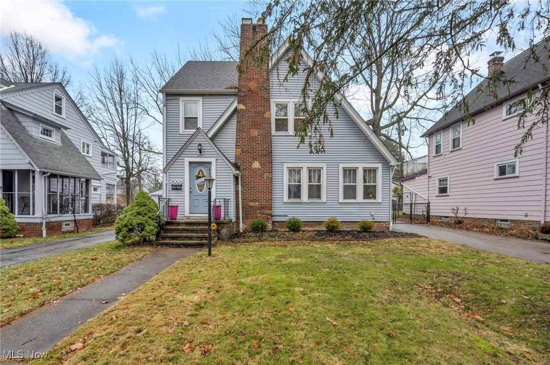 955 Cambridge Road Cleveland, OH 44121 - Photo 2 of 30