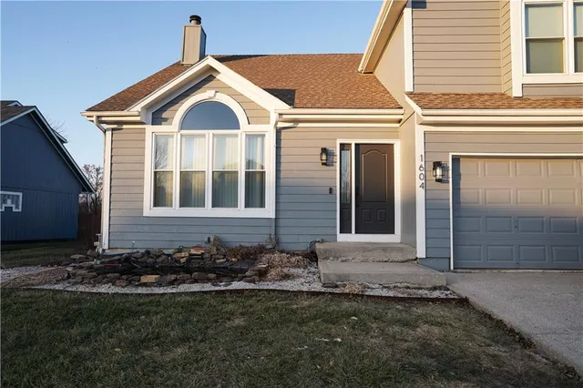 $375,000 | 1604 Southeast 11th Street, Lee's Summit, MO 64081