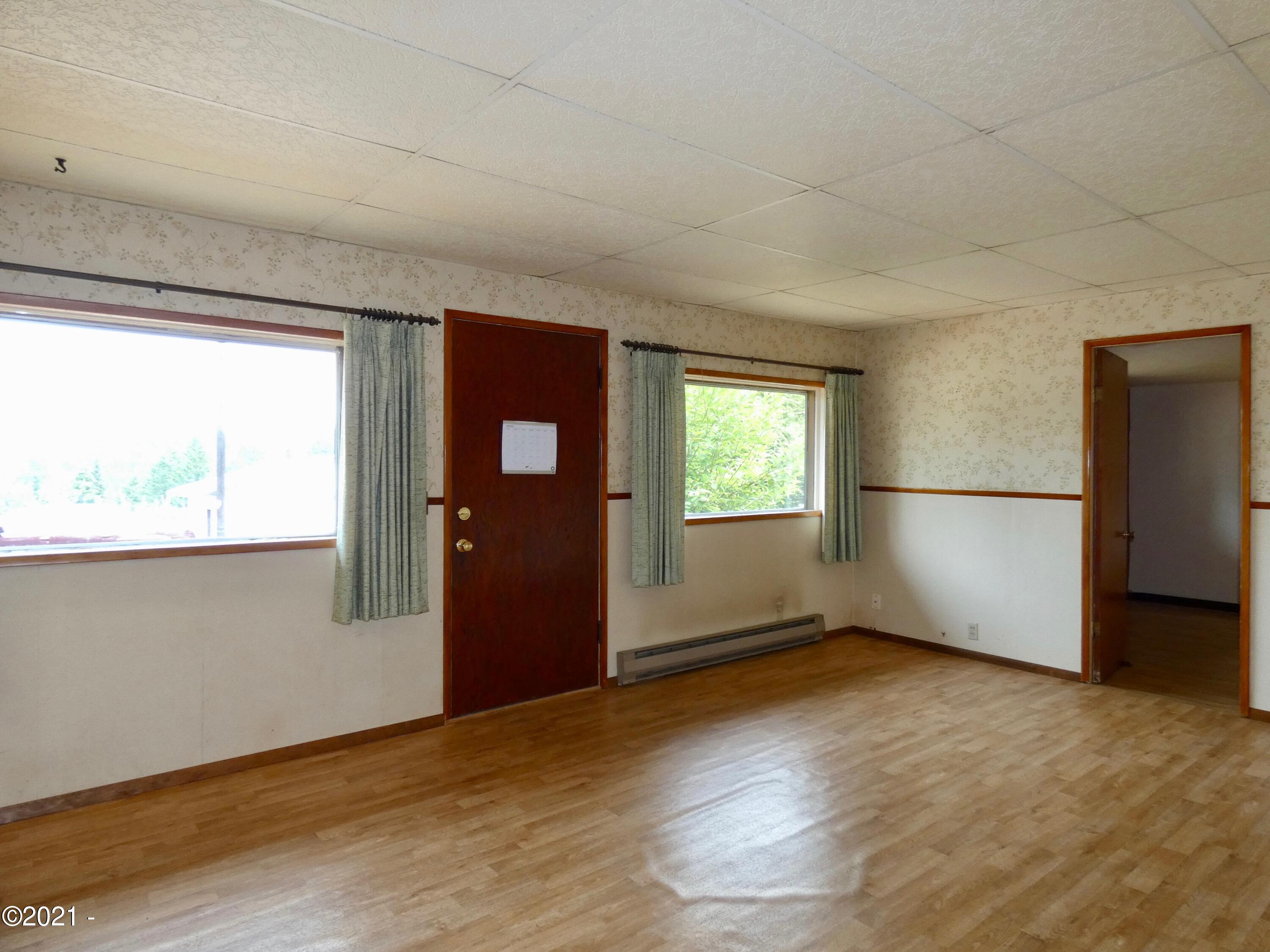 420 Elk City Road Toledo, OR 97391 - Photo 12 of 26 Living Room