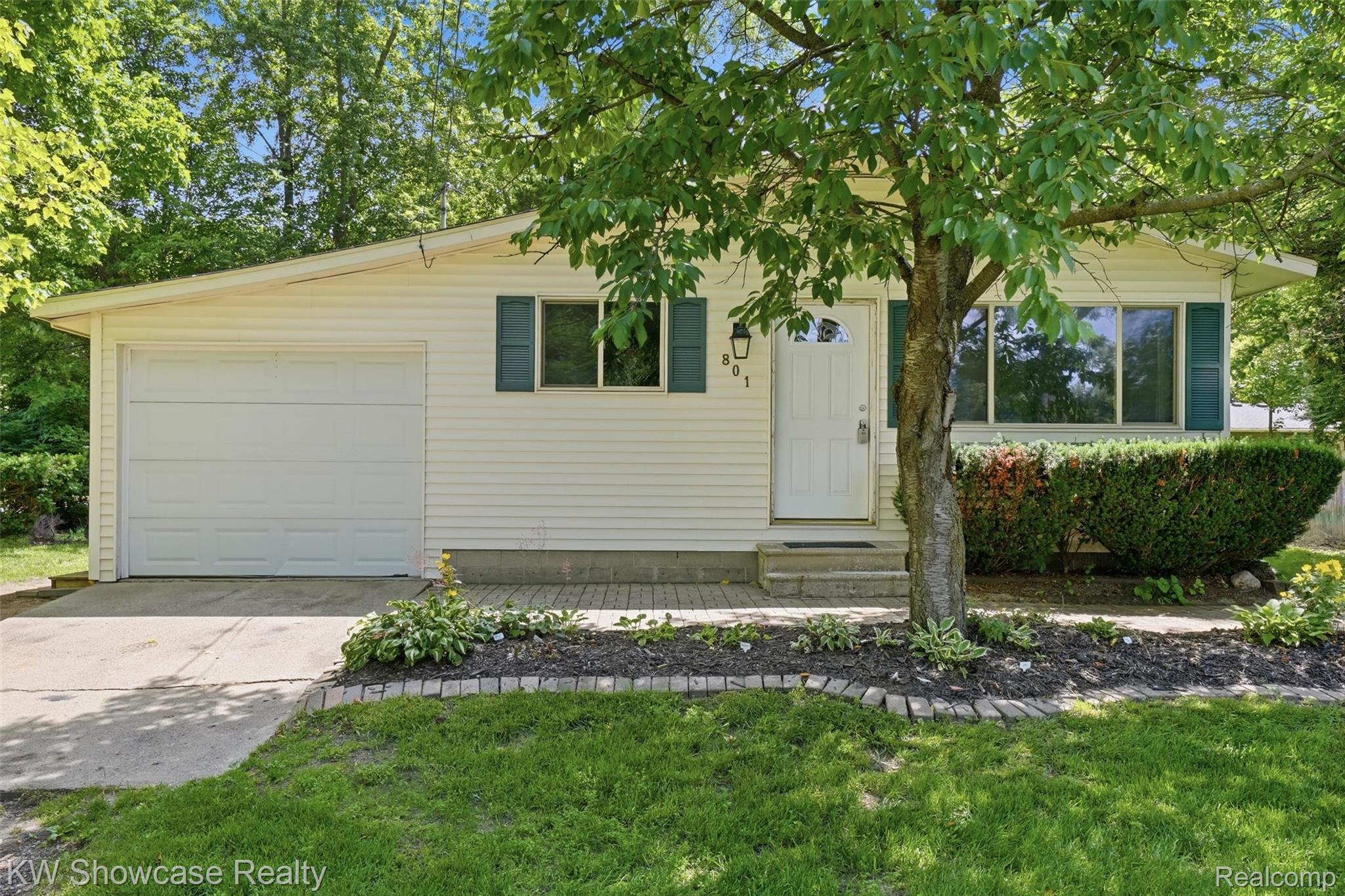801 Farnsworth Road White Lake, MI 48386 - Photo 3 of 30 03-DSC02364.jpg